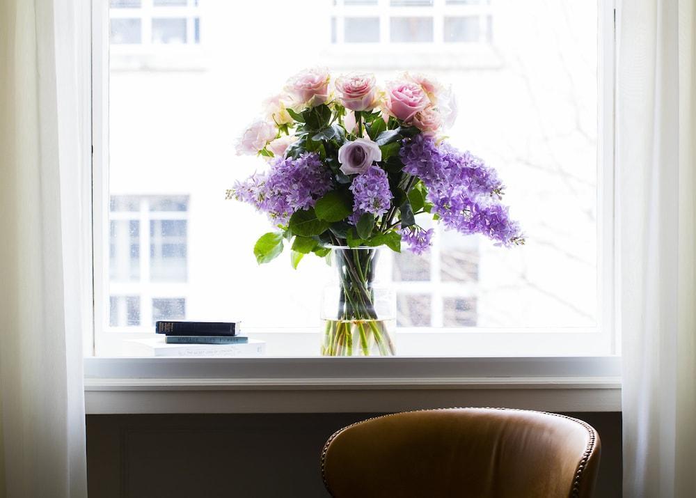 The Academy - Small Luxury Hotels Of The World London Bagian luar foto A bouquet of flowers