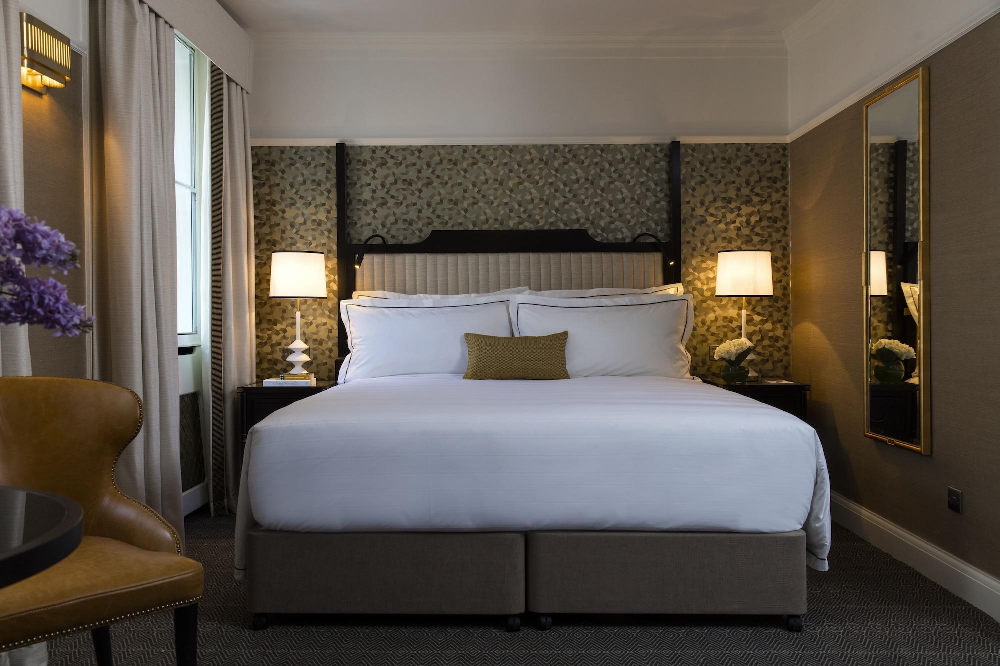 The Academy - Small Luxury Hotels Of The World London Bagian luar foto A bedroom at the Hotel Commonwealth