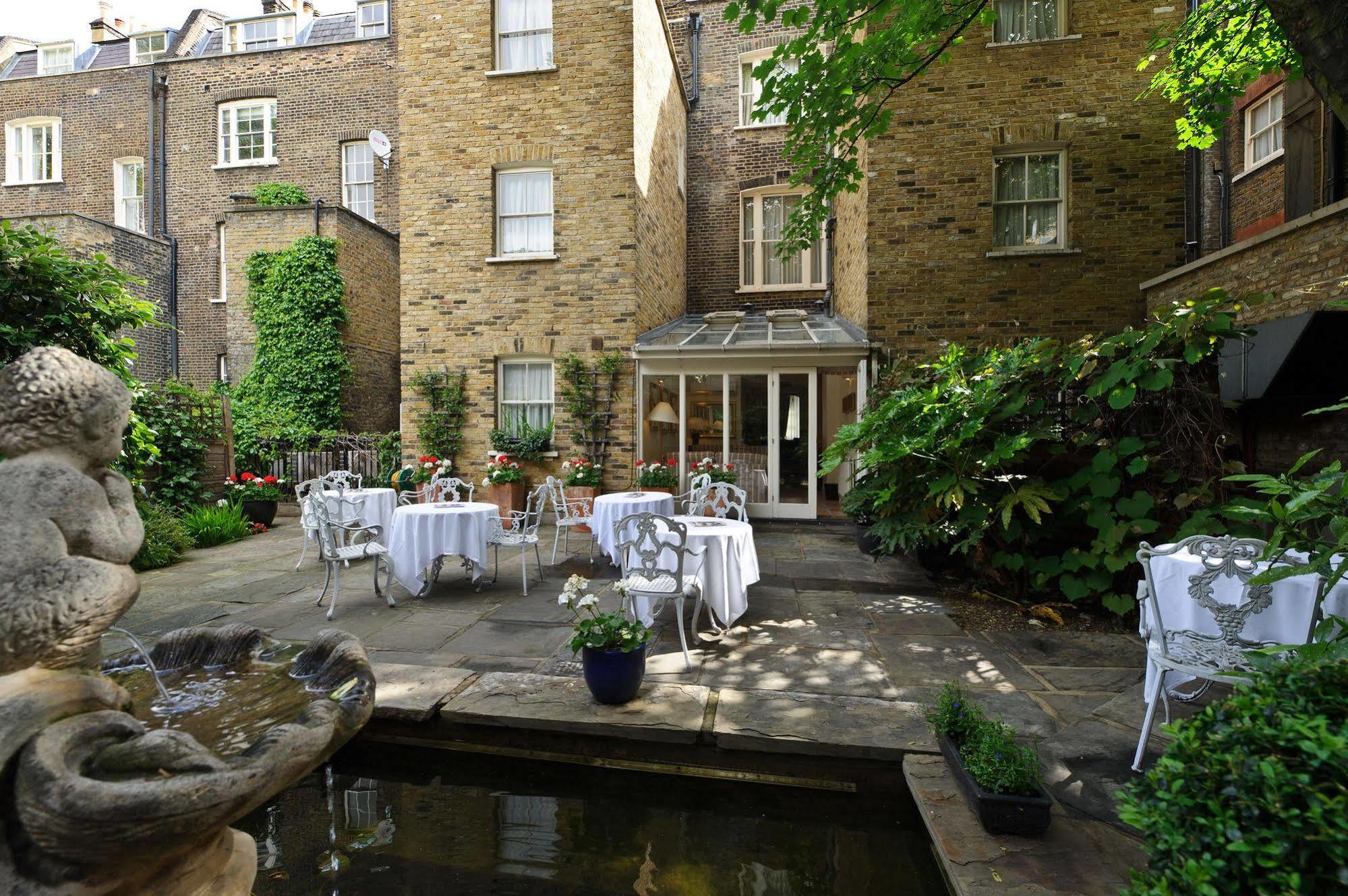 The Academy - Small Luxury Hotels Of The World London Bagian luar foto The courtyard at the rear of the hotel