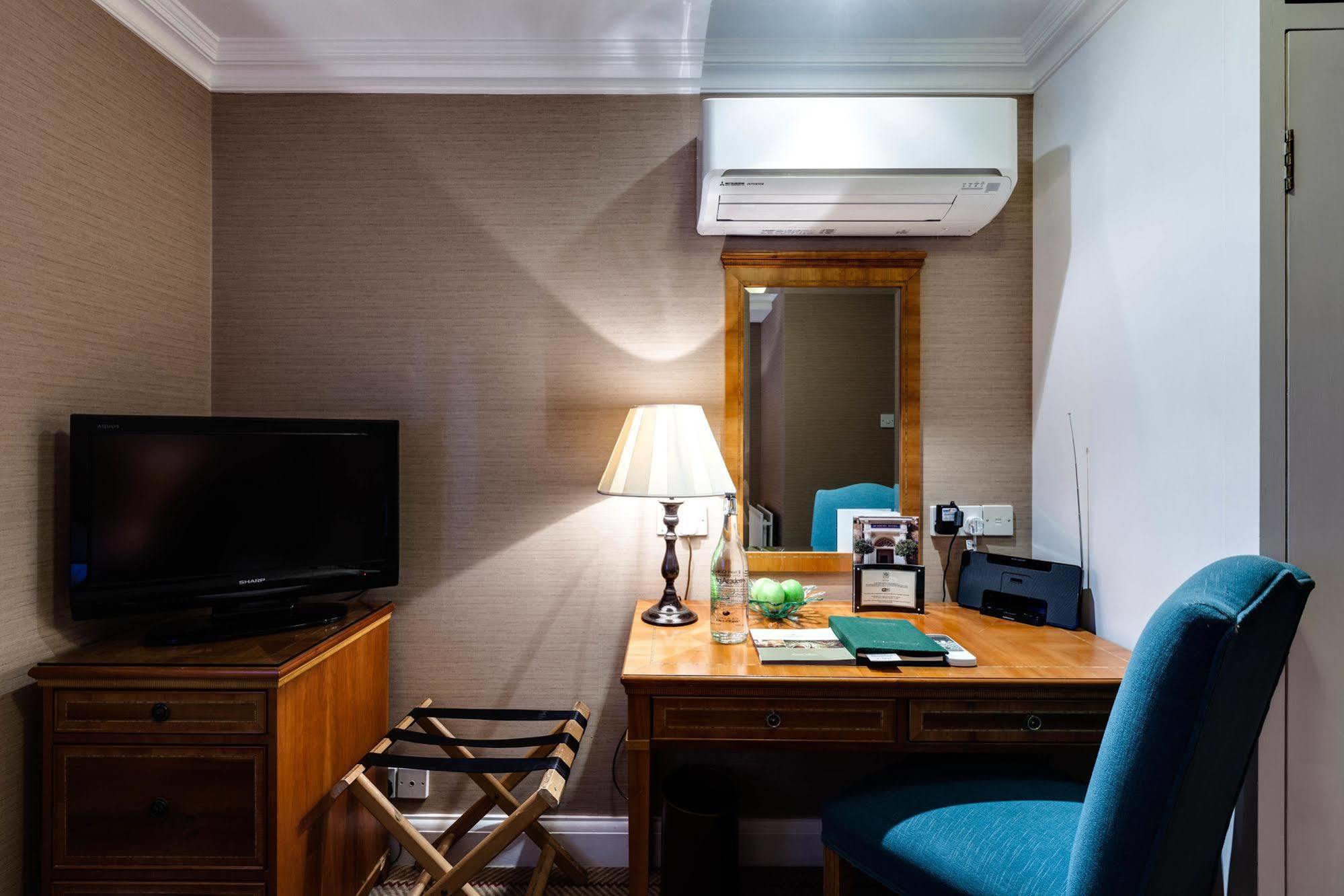 The Academy - Small Luxury Hotels Of The World London Bagian luar foto A room at the hotel