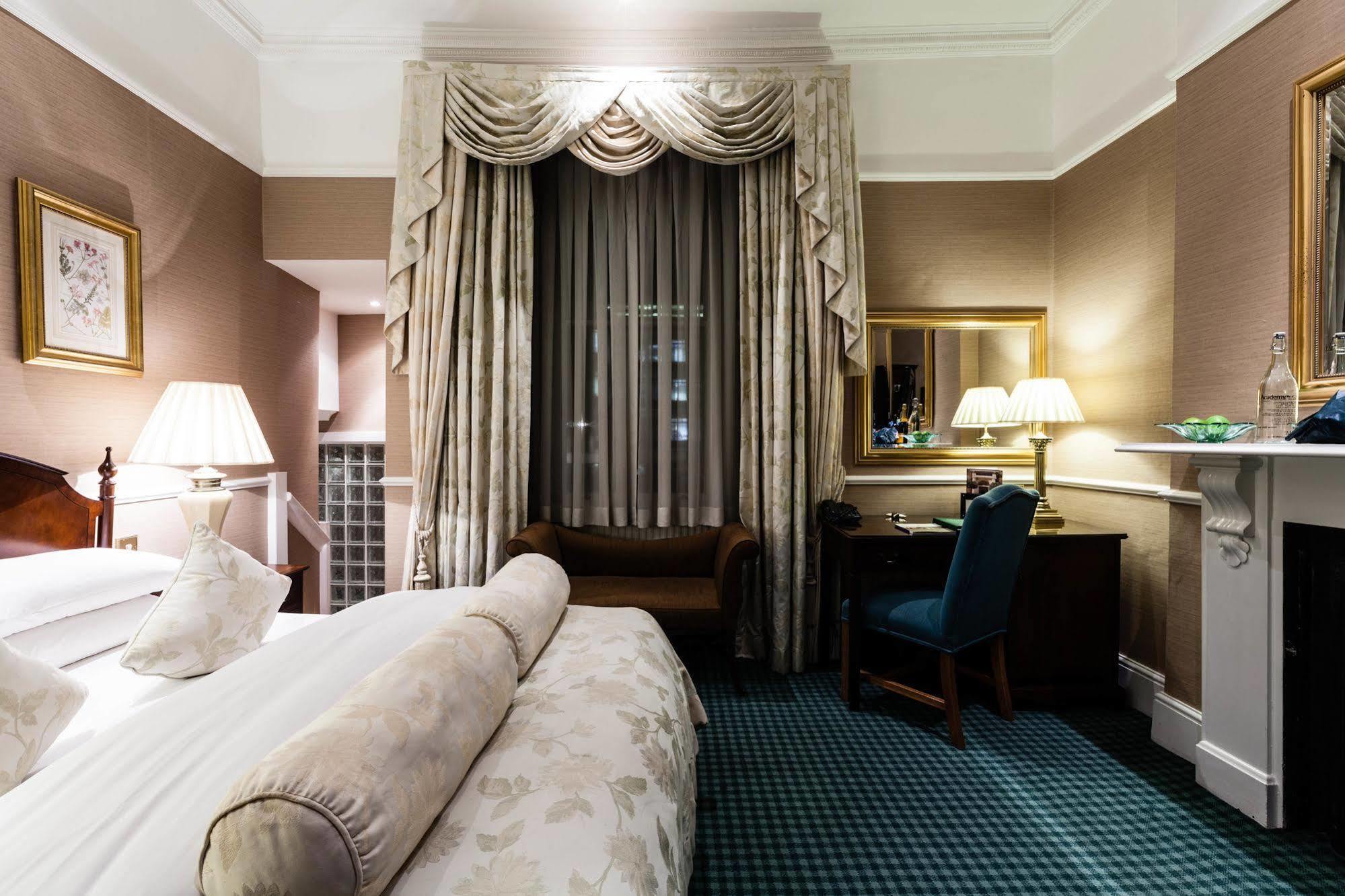 The Academy - Small Luxury Hotels Of The World London Bagian luar foto A bedroom at the hotel