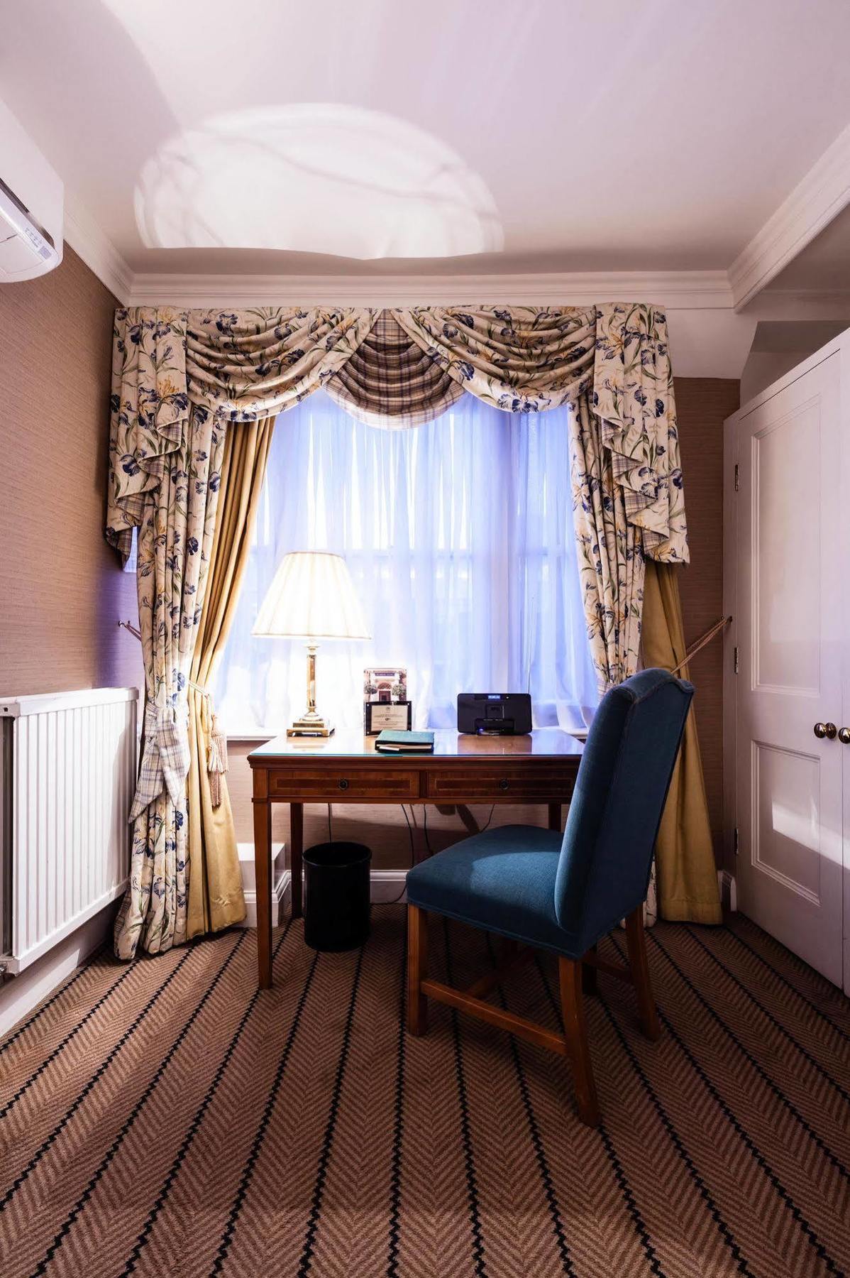 The Academy - Small Luxury Hotels Of The World London Bagian luar foto Curtains in a hotel room