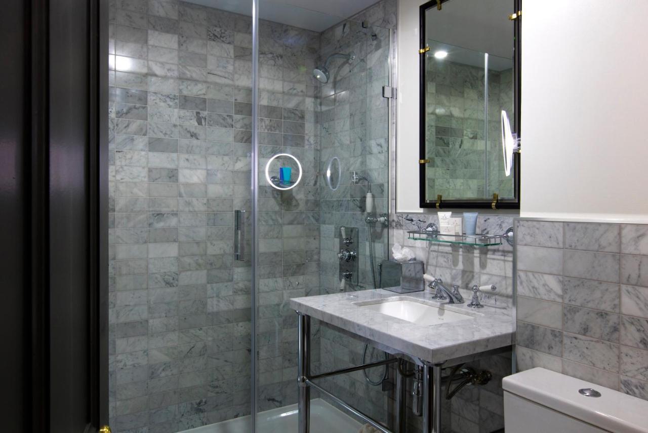 The Academy - Small Luxury Hotels Of The World London Bagian luar foto A shower with a fixed shower head