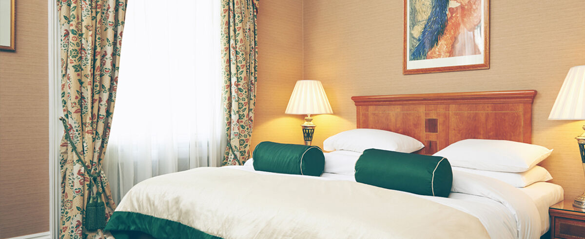 The Academy - Small Luxury Hotels Of The World London Bagian luar foto A pair of bolster pillows on a bed